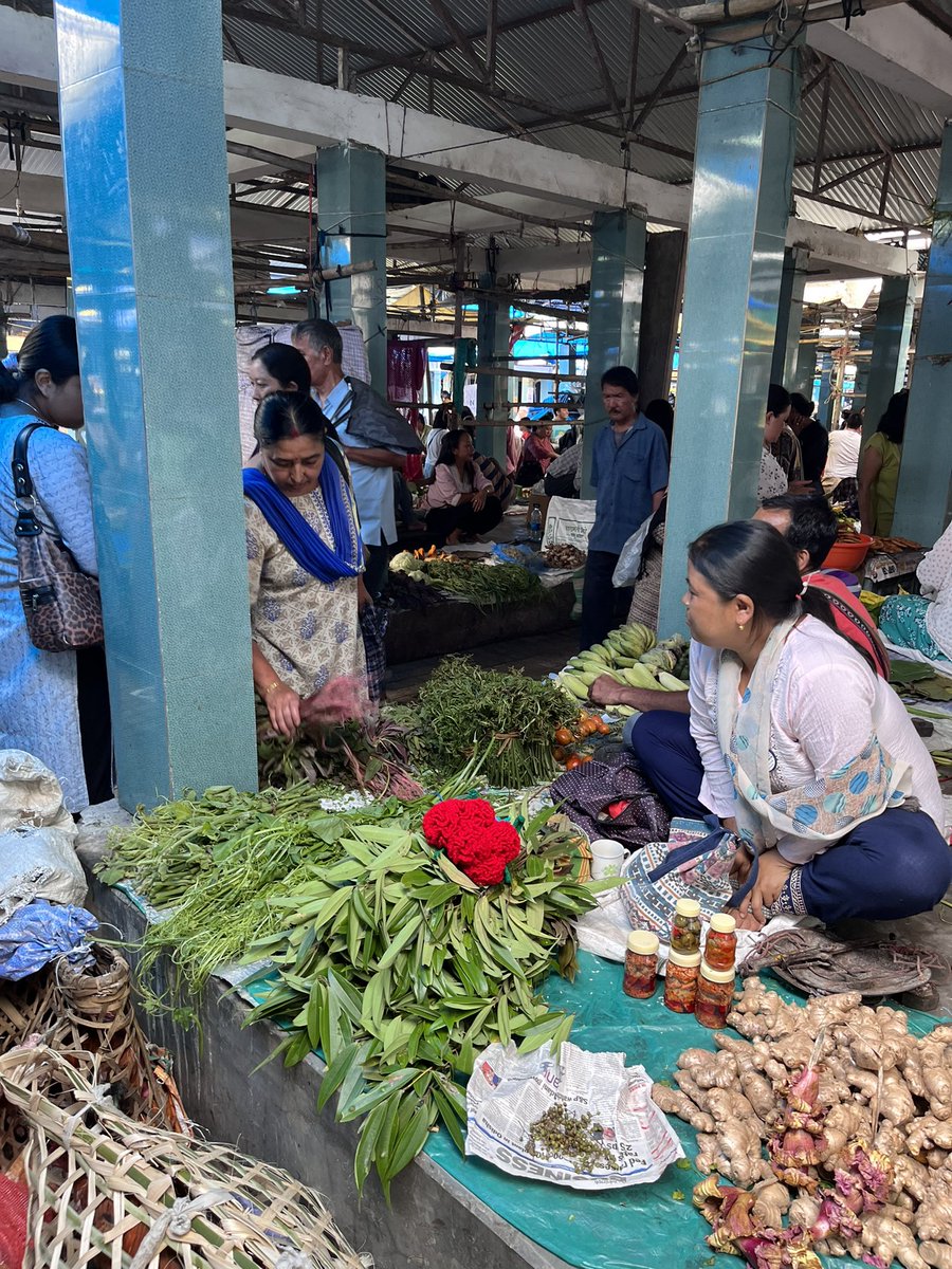 Exploring Kalimpong's lively Bihibaare Haat (Thursday Market), which provides the freshest organic food and authentic local cuisine for a true taste of the region! The Haat is also a treasure trove of lovely local handicrafts. #SupportLocal #OrganicGoodness #Kalimpong