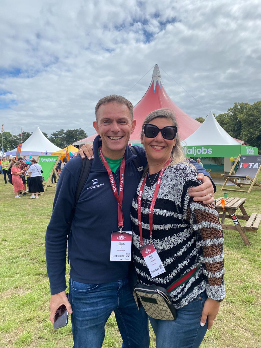 vaiatalent's tweet photo. Look who 👋 Angie Verros ran into!! 😍 Great to see you, Johnny Campbell!

Vaia Talent + SocialTalent = 💚 💙

#recfest23 https://t.co/ToBcL5UkNv
