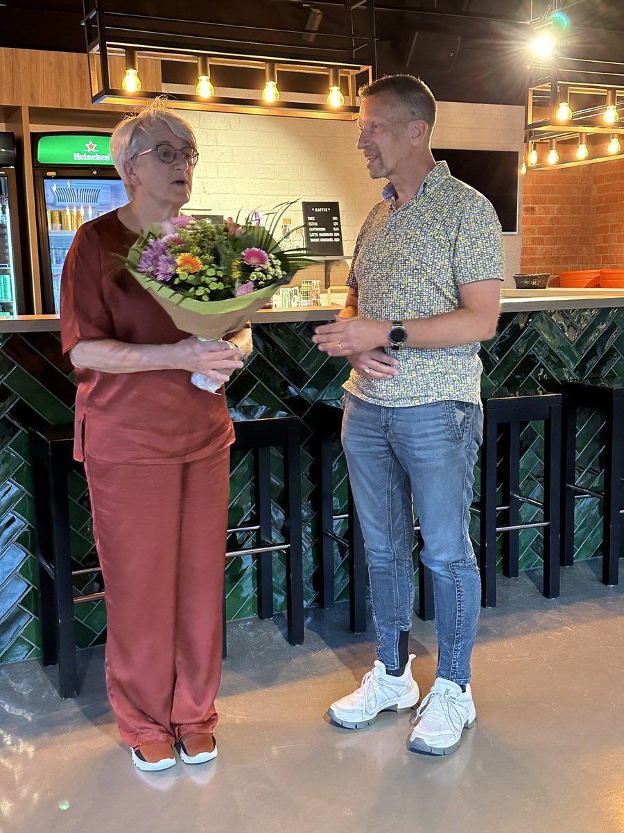 Gisteravond hebben we een periode bij GKV afgesloten. We waren bij onze fijne buren welkom voor een drankje na onze trainingen. Als bedankje een mooie bos bloemen voor Winnie. Vanaf 12 juli kunnen we weer gebruik maken van ons eigen clubhuis.