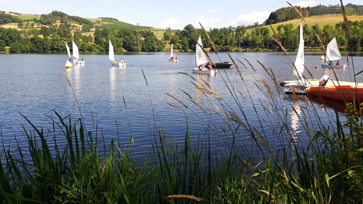 ComiteUSEP01's tweet photo. Rencontre #USEP69 voile à Cublize  lac des sapins, avec 6 classes, 3 le matin, 3 l'après-midi. Ateliers élèves mélangés : navigation, gréement,  nœuds, memory... bravo aux enseignantes de Cours, Thizy, Ronno et Cublize! https://t.co/wmSONfUuno, #usep https://t.co/1ihyZUwgUs