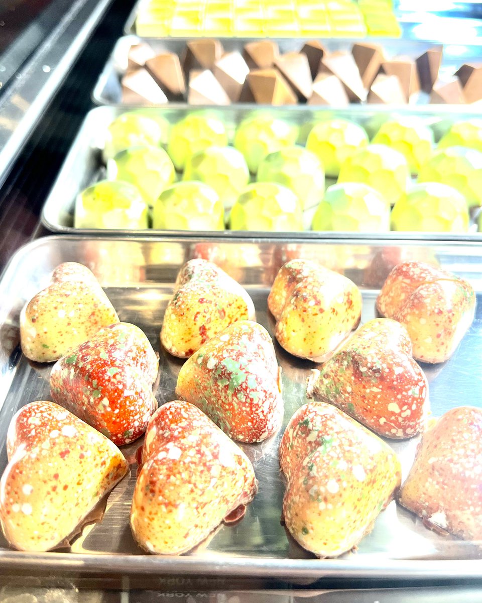 septyglass's tweet photo. チョコレート沢山あります。
入り口扉の調子が悪いので少しだけゆっくり開け閉めして頂くとありがたいです。
本日もよろしくお願い致します。
#セプティグラス　#チョコレート https://t.co/Z1pZtOCe6i