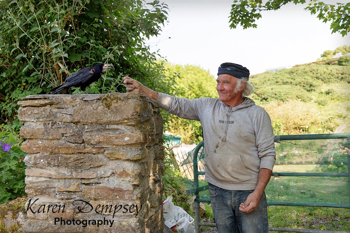 KDempseyPhoto's tweet photo. The Bird Whisperer.
I spotted this lovely man over in Ardmore feeding Crows recently.   His name is Joe Callaghan and the birds were cawing and queuing up to be fed by him,  they had no fear, no doubt they sense his gentle soul.
#ardmore
#Waterford
#irelandsancienteast https://t.co/ad3LINYweE