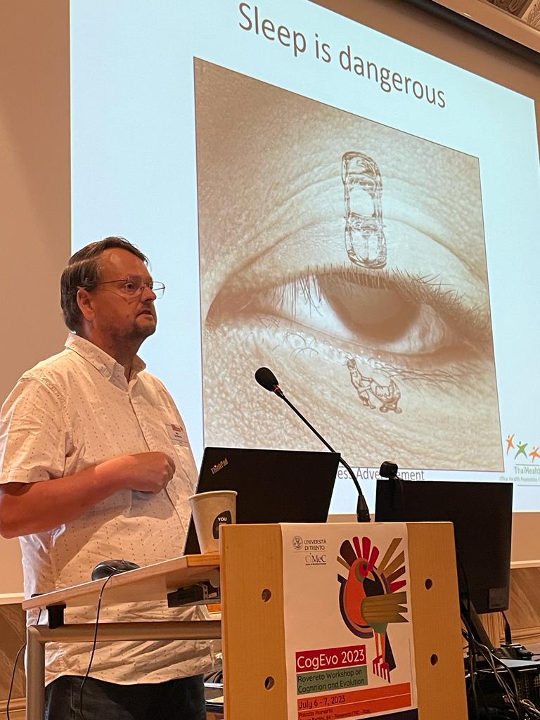 Maria Bortot (@bemaryb) on Twitter photo And the first morning of #CogEvo2023 continues with Niels Rattenborg presenting "A bird's-eye view of sleep" 🕊️💤
#CogEvo2023 #CIMeCEvent <a href="/gVallortigara/">Giorgio Vallortigara</a> <a href="/ElisaFrasnelli/">Elisa Frasnelli</a> <a href="/ElenaLorenzi3/">Elena Lorenzi</a> <a href="/Matildede_/">Matilde Perrino</a> And the first morning of #CogEvo2023 continues with Niels Rattenborg presenting "A bird's-eye view of sleep" 🕊️💤
#CogEvo2023 #CIMeCEvent <a href="/gVallortigara/">Giorgio Vallortigara</a> <a href="/ElisaFrasnelli/">Elisa Frasnelli</a> <a href="/ElenaLorenzi3/">Elena Lorenzi</a> <a href="/Matildede_/">Matilde Perrino</a>