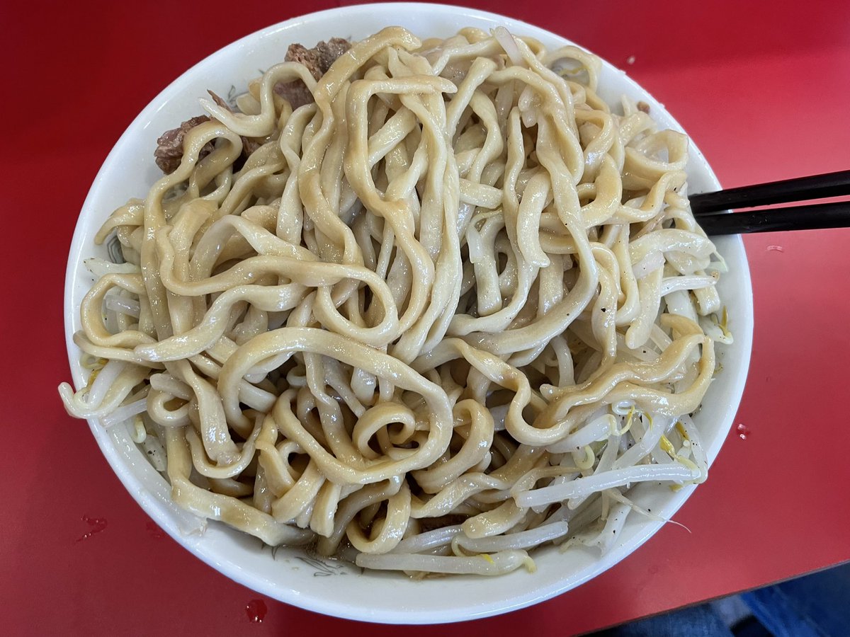 enoku03's tweet photo. 久しぶりの二郎
生田二郎に行ってきました！
目黒二郎でお馴染みだった、髭さん(イケメンさん)が生田二郎の店主さん♪
いやー、、、めっちゃ美味しかったです！
小ラーメン800円
ミニもあります！個人的にはメグジの小の方はミニがオススメです！
＃生田二郎
#二郎ラーメン https://t.co/weke9nEwUy