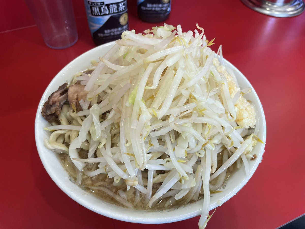 enoku03's tweet photo. 久しぶりの二郎
生田二郎に行ってきました！
目黒二郎でお馴染みだった、髭さん(イケメンさん)が生田二郎の店主さん♪
いやー、、、めっちゃ美味しかったです！
小ラーメン800円
ミニもあります！個人的にはメグジの小の方はミニがオススメです！
＃生田二郎
#二郎ラーメン https://t.co/weke9nEwUy