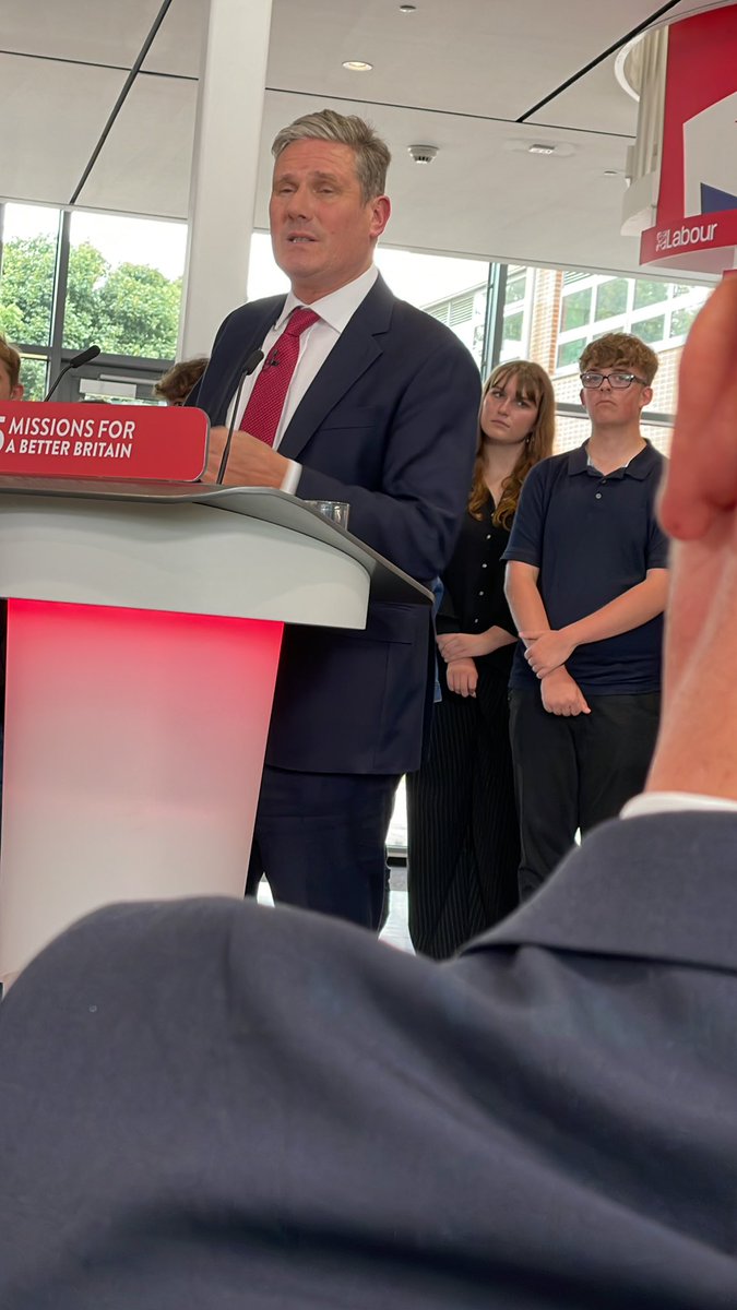 Peston's tweet photo. “The inability to speak fluently is one of the biggest barriers to opportunity.”  Starmer explains why he would change schools’ curriculum to include speaking skills, oracy “Confident speaking gives you a steely core.” https://t.co/xCy8Eg2pqt