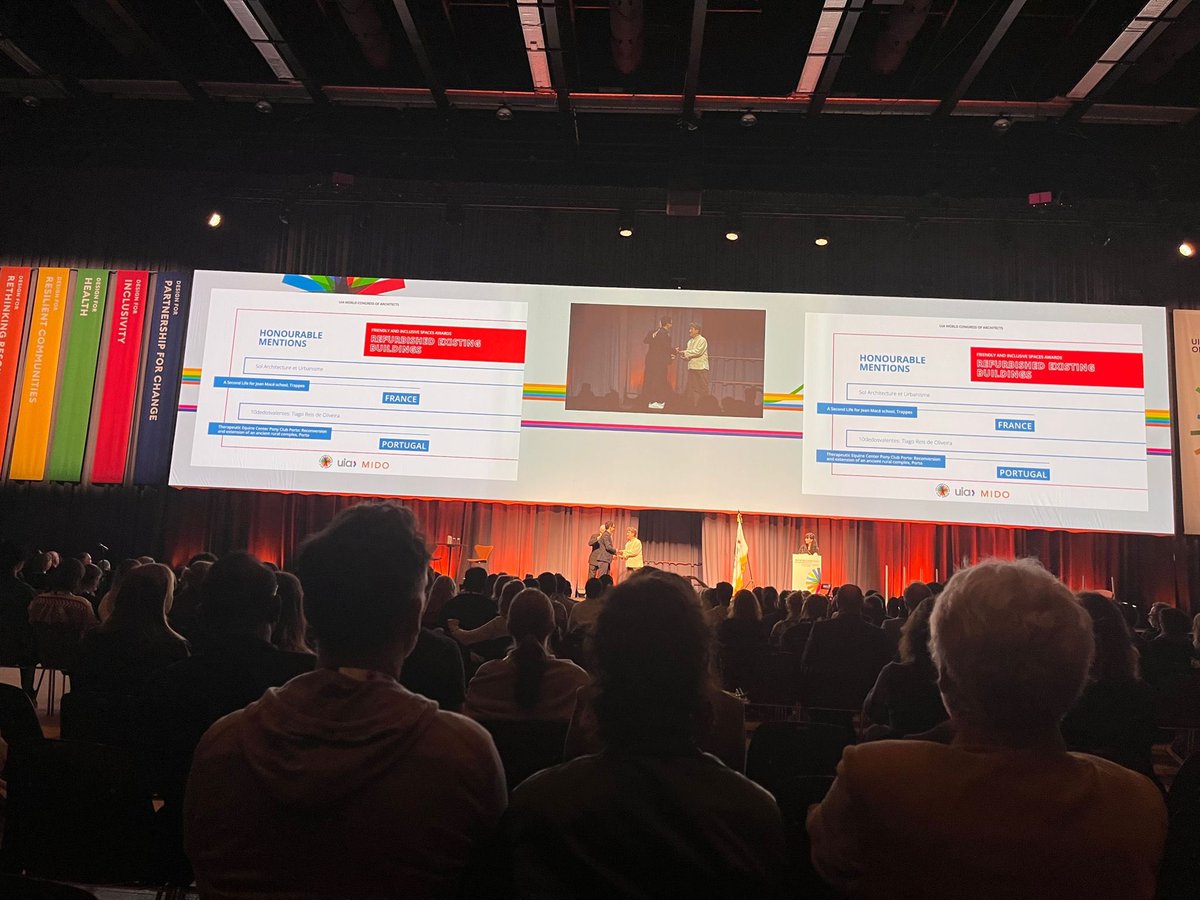 🏆 @UIA2023CPH - Cérémonie de clôture : les français sont à l’honneur avec le prix Abercrombie pour l’AUC et la mention honorable catégorie Espaces conviviaux et inclusifs à Hélène Reinhard pour son projet l’école Jean Macé à Trappes #teamarchi #UIA2023CPH #sustainablefutures2023