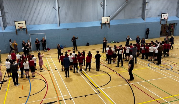 KESBATHMusic's tweet photo. The most amazing musical project!!!
Celebrating 10 years of partnership with @bathphil, 8 top KES musicians, alongside the orchestra's Creative Learning Team, composed a challenging body percussion piece which was then taught to, and performed by, nearly 80 pupils from @HeadSMGP https://t.co/zi1mEu5GGD