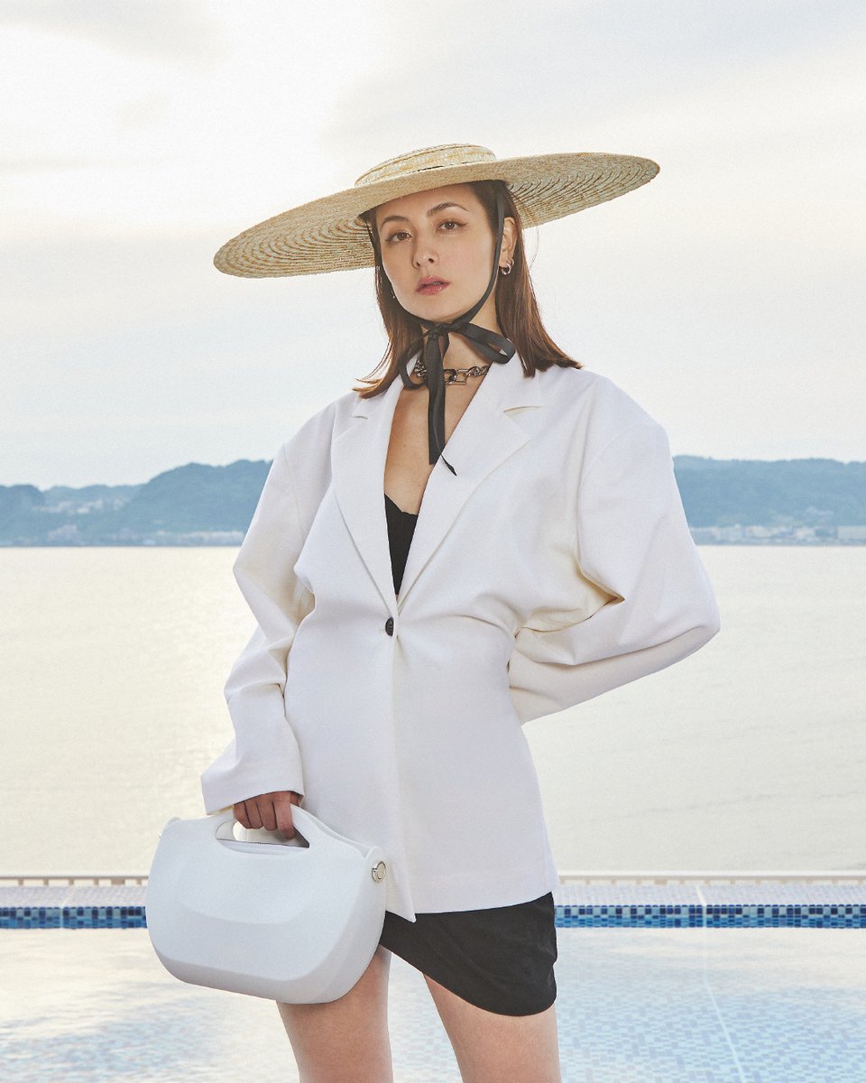 charleskeith_jp's tweet photo. モデルのエリーローズさん(@_ElliRose)は、クリーンで爽やかな白いジャケットにWhiteのコクーン バッグを合わせて、シックなモノトーンスタイルを披露。
⁠
-バッグ⁠
https://t.co/WRG3s0JPax
-サンダル⁠
https://t.co/aWcUdEMUh6
⁠
#CharlesKeithSS23⁠
#SummersCalling⁠
#チャールズアンドキース https://t.co/ySBUbRnJDM