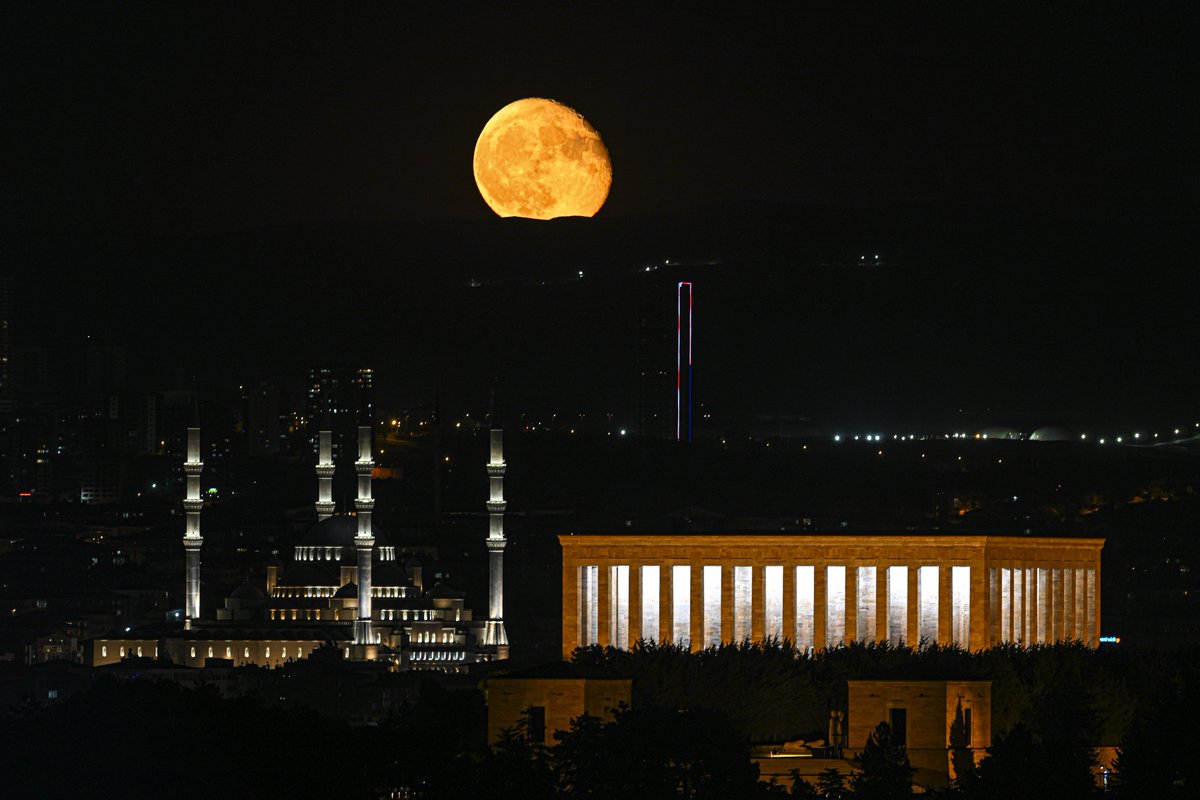Ankara'da akşam saatlerinde beliren dolunay, Anıtkabir ile böyle görüntülendi.