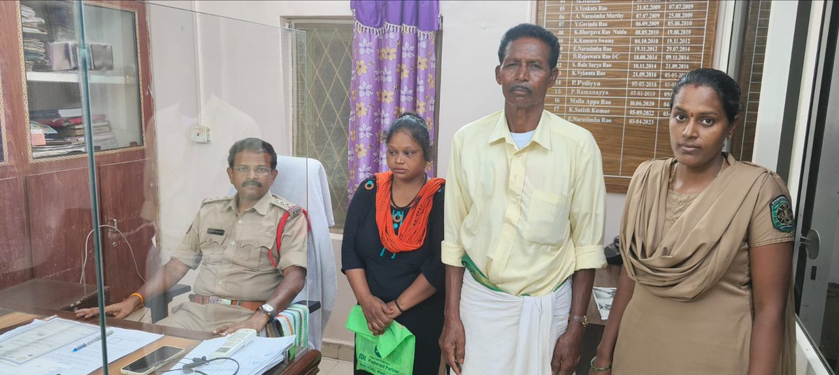 vizagcitypolice's tweet photo. విశాఖ మహిళా పోలీసు గోపాలపట్నం పోలీస్ వారికి ఇచ్చిన సమాచారం మేరకు ఒక మహిళ భర్తతో గొడవ పడి ఇంటి నుంచి బయటకు వచ్చేసి గోపాలపట్నంలో అనుమానస్పదంగా  తిరుగుతుందని తెలుసుకొని, ఆమెను విచారించి, ASR జిల్లా, గుంతల గ్రామానికి చెందిన B.కుమారి గా గుర్తించి, ఆమె తండ్రికి అప్పగించారు@APPOLICE100 https://t.co/5UAhKLKk0l