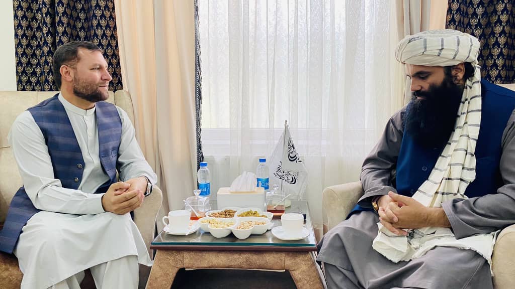 HekmatJan14's tweet photo. تېره اداره کې د ننګرهار والي ضیاالحق امرخېل په خپله ټویټر پاڼه د کورنیو چارو  له سرپرست وزیر خلیفه سراج الدین حقاني صاحب څخه مننه کړې او ویلي یې دي، چې تل یې د ستونزو او نور مسایلو په حل کې را سره مرسته کړې او زموږ غږ یې اورېدلی دی. https://t.co/1RxDIbP3Np