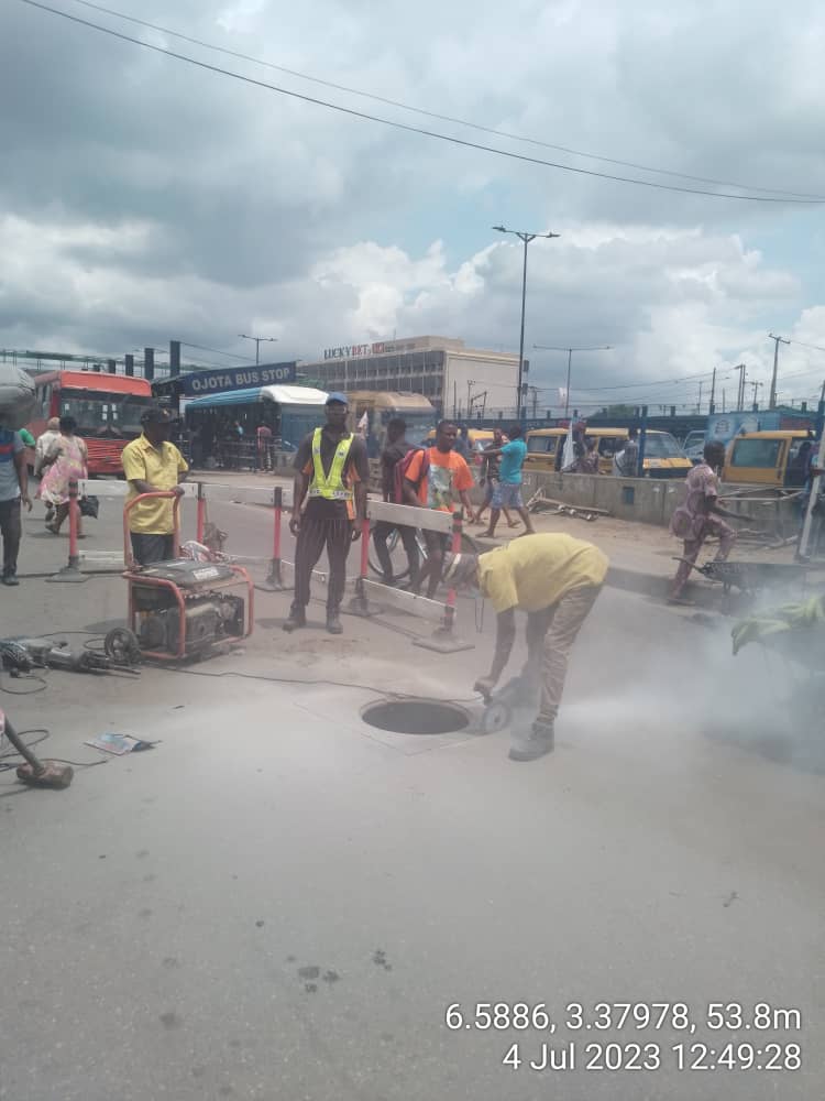 wnmlimited's tweet photo. @LagosWaste @followlasg @jidesanwoolu @LasepaOfficial @Lawma_gov @LekanbakareF @SeunOlota @InsideMainland @lagospedia @OmoGbajaBiamila @LagosSDGInvest @gboyegaakosile @ALIBABAGCFR @wnmlimited's GRP composite manhole covers are ideal for use in place of traditional cast-iron covers. They are load-bearing and have zero secondary market value.

Check out our installation below, just yesterday, for @LSPWC_Official at Ojota bus stop, Lagos State. https://t.co/duUdLM3zbN