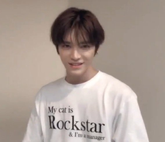 tyongsource's tweet photo. taeyong and seulgi wearing my cat is rockstar &amp; i’m a manager merch😭😭 https://t.co/vvjRhzuY5B