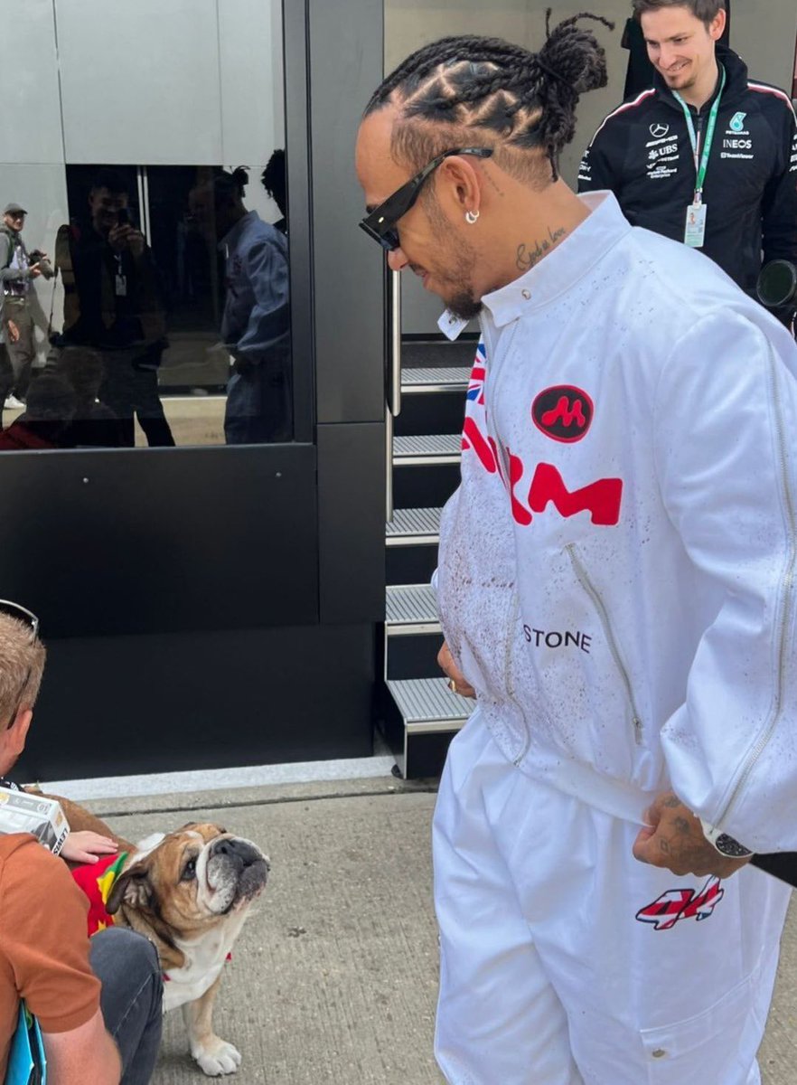 S0PHIE44's tweet photo. get someone who looks at you the way roscoe looks at lewis https://t.co/rvYaiko68c
