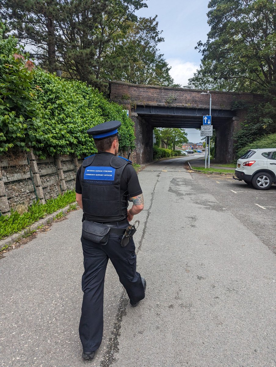 NWPSouthFlints's tweet photo. Our #MiniPolice from Ysgol Bryn Gwalia have been helping out doing litter picks this week around Mold 👏

Our #NeighbourhoodPolicing Team have also been out patrolling known anti-social behaviour hotspots... 👀

#ASBWeek
#HereForYou https://t.co/TarC24N4ux