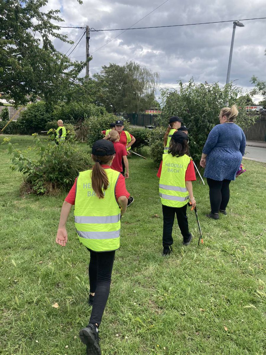 NWPSouthFlints's tweet photo. Our #MiniPolice from Ysgol Bryn Gwalia have been helping out doing litter picks this week around Mold 👏

Our #NeighbourhoodPolicing Team have also been out patrolling known anti-social behaviour hotspots... 👀

#ASBWeek
#HereForYou https://t.co/TarC24N4ux