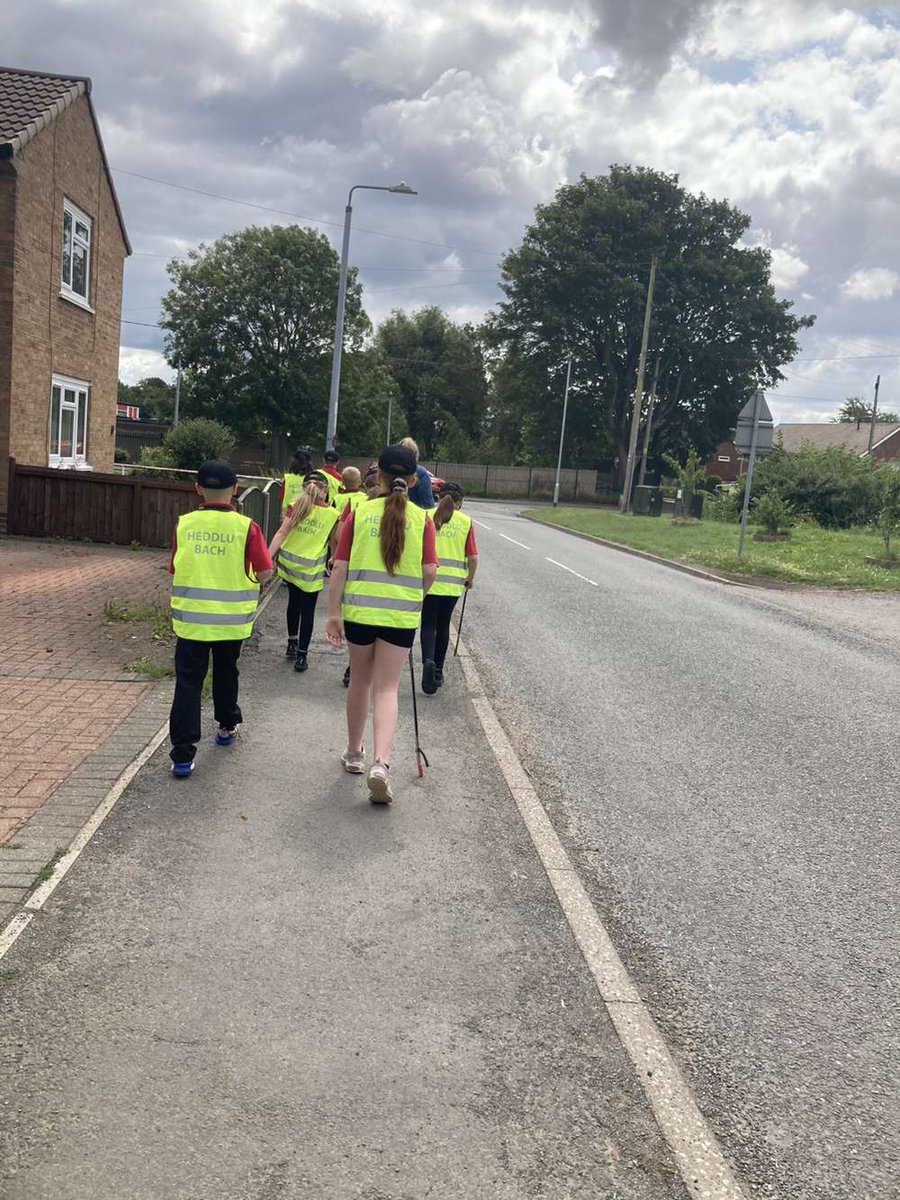 Our #MiniPolice from Ysgol Bryn Gwalia have been helping out doing litter picks this week around Mold 👏

Our #NeighbourhoodPolicing Team have also been out patrolling known anti-social behaviour hotspots... 👀

#ASBWeek
#HereForYou
