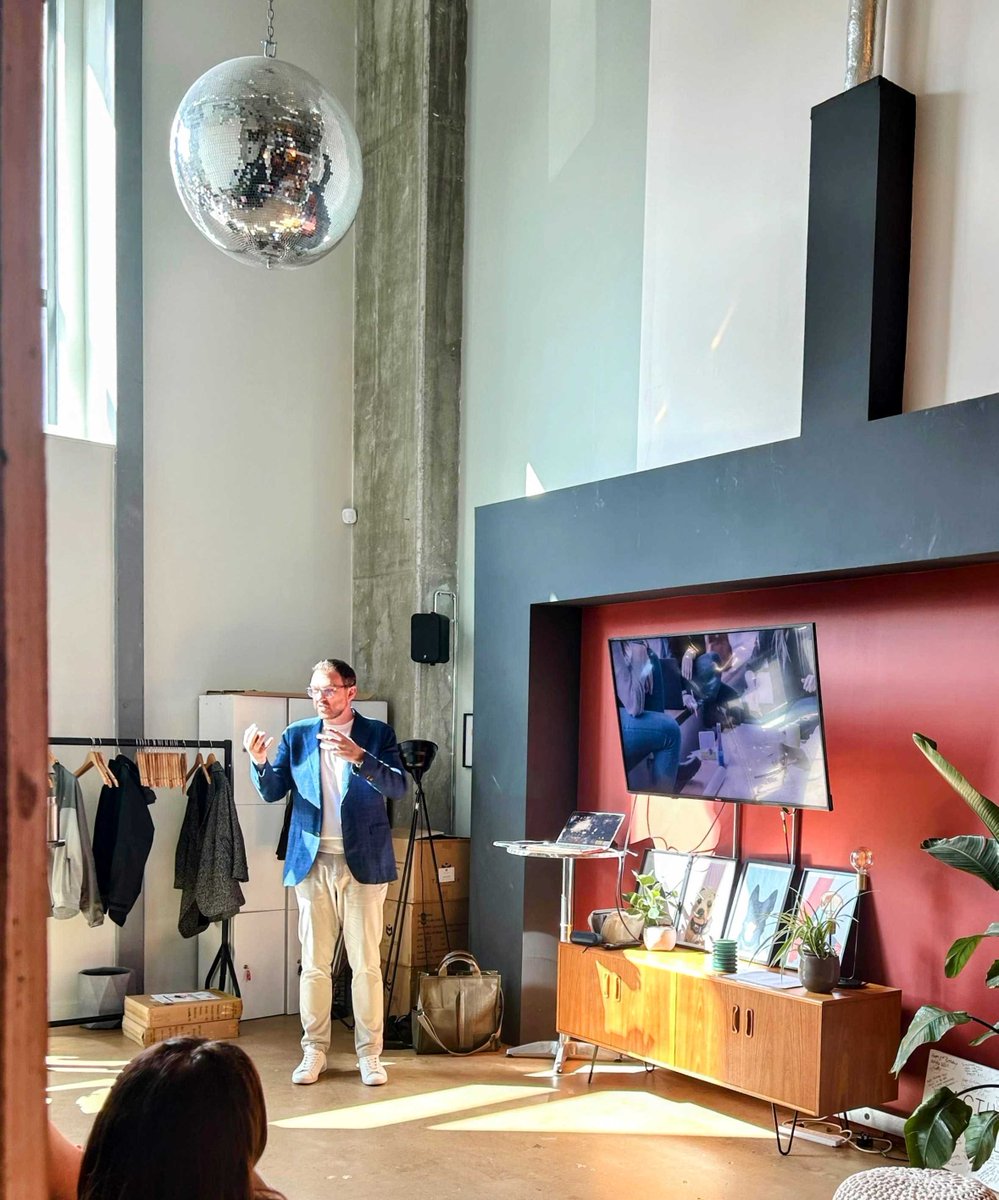 Active Profile tweet media