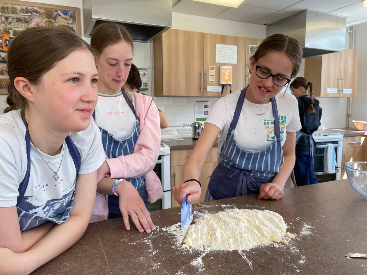 RHSBLanguages's tweet photo. Après la dégustation, nous préparons une pâte à tarte avec Astrid. https://t.co/B2t8PxgSGz