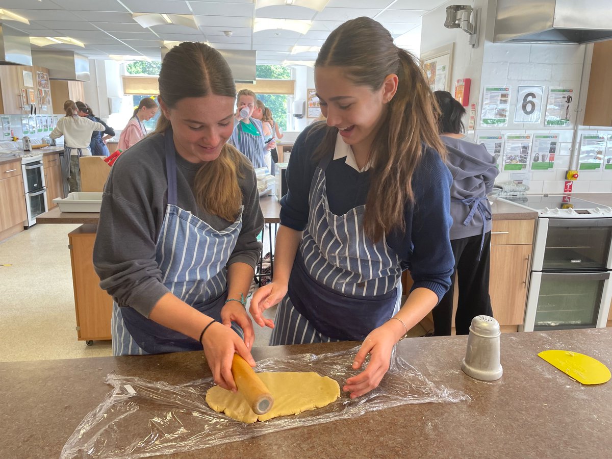 Après la dégustation, nous préparons une pâte à tarte avec Astrid.