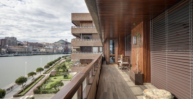 GriesserIB's tweet photo. Cuando la luz se pone en el centro del diseño, salen proyectos tan interesantes como esta vivienda de la increíble arquitecta Miren Rivas, especialista en #sostenibilidad y #Passivhaus.
☀️ #Persianasgraduables #Lamisol 70 color RAL 8017

#arquitectura #inspiredbythesun #Griesser https://t.co/xjauCQp4oE