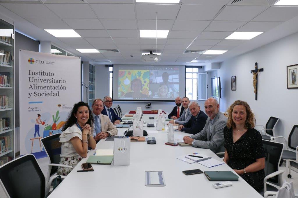El <a href="/IAS_CEU/">IAS_CEU</a> ha realizado la primera reunión anual del Consejo Asesor Externo, integrado por expertos españoles de diversos ámbitos sociales, económicos y científicos <a href="/RicardoJPalomo/">🌸M A D I🌸</a> <a href="/gherradon/">Gonzalo Herradón</a> <a href="/fen/">Aaron</a> <a href="/_CARITAS/">Cáritas Española ✳️</a> <a href="/esFIAB/">FIAB</a> <a href="/fmapfre/">Fundación Mapfre</a> <a href="/SENC_RENC/">Sociedad Española de Nutrición Comunitaria (SENC)</a> <a href="/BegonaPrezV/">Begoña Pérez Villarreal</a> @chivato_perez <a href="/RAGinforma/">Real Academia de Gastronomía</a>