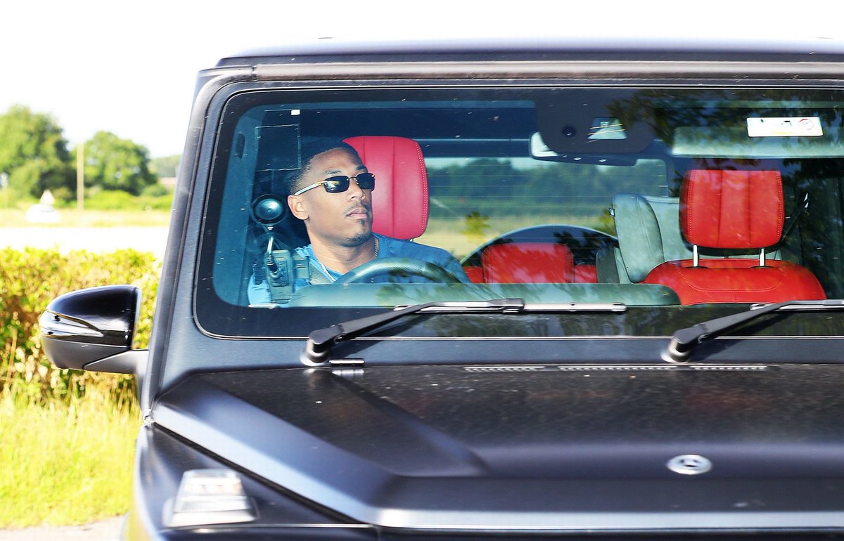 manutd_world's tweet image. *Pergi latihan mengetahui jika anggaran transfer klub mungkin cuma sisa 20 juta buat beli striker baru* 

😎