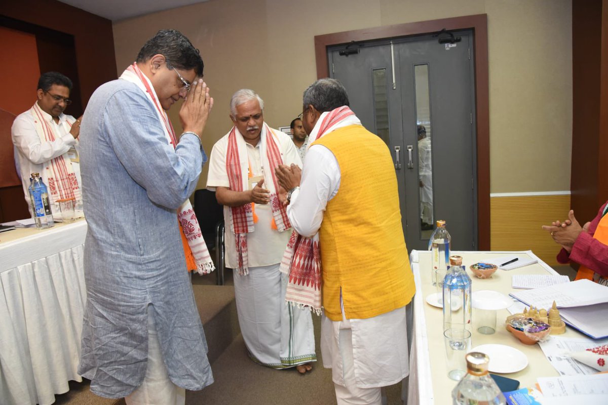 yourBabulal's tweet photo. गुवाहाटी में भाजपा के संगठन महामंत्री आदरणीय बीएल संतोष जी की अध्यक्षता में आयोजित "भाजपा पूर्वी राज्यों" के राष्ट्रीय पदाधिकारियों, प्रदेश अध्यक्षों व संगठन महामंत्रियों की महत्वपूर्ण बैठक में सम्मिलित हुआ। बैठक में संगठन को नई धार देने तथा आगामी लोकसभा चुनावों में विजय सुनिश्चित करने की रणनीति पर माननीय संगठन महामंत्री जी का मार्गदर्शन प्राप्त हुआ।
@BJP4India 
@narendramodi 
@BJP4Jharkhand 
@JPNadda 
@AmitShah 
@blsanthosh
