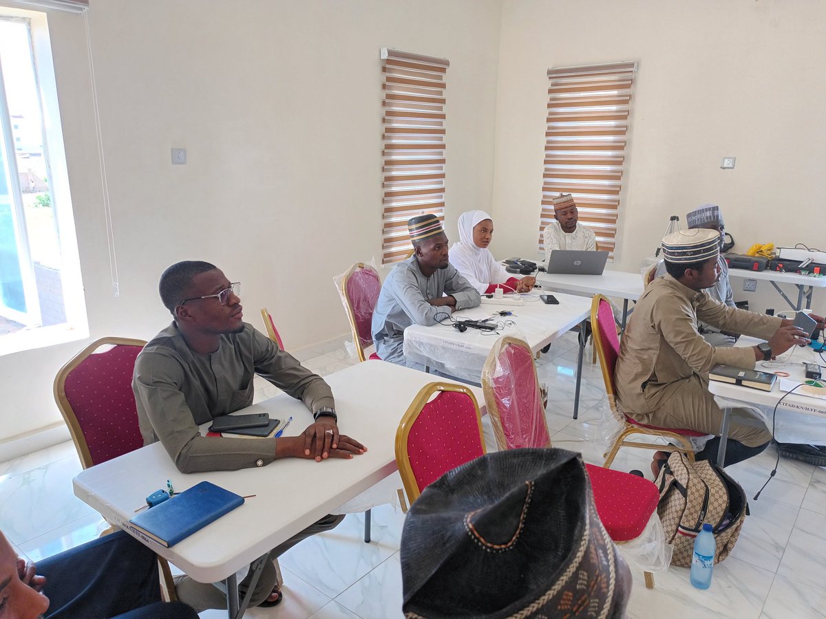 CitadRadio's tweet photo. Mr. Umar Farouk, CEO of Shakaka Photography, is leading the second day of the digital photography workshop organized by CITAD Online Radio for its staff. Today's session focuses on lighting and composition in digital photography. @YZYau @a_sabo12 @APC_News https://t.co/xlMZGMTPqh