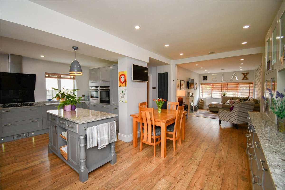 📍Brancote Road, Prenton 

💵 £800,000 

🏡 This grand five-bedroom home sits on a generous plot and features beautifully established gardens, a sweeping driveway and an open plan kitchen diner! Located on a leafy road in the Oxton area.

#familyhome #5bedroom #detached #forsale