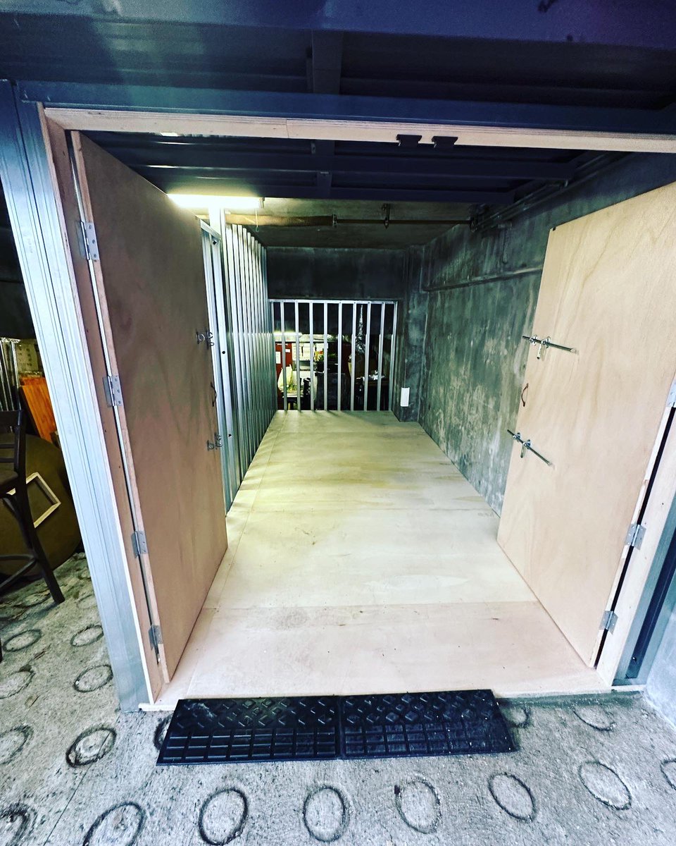 bozz20915's tweet photo. 今回の不破工務店

倉庫in倉庫作成です。

内容は
壁スタッド立ち上げ
番協床上げ
床貼り
扉作成取付

でした。

斜めの倉庫で高いところから低いところまでの差が800ミリくらいあったのでたなかなか大変でした。

ご依頼ありがとうございます😊

#不破工務店 #内装工事 #改装 #倉庫 #coal https://t.co/tteZR381NA