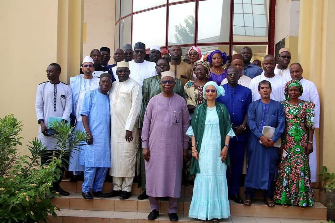 ousmaneftr's tweet photo. Le mardi 04 juillet 2023 
Passation de service au ministère de l'Entreprenariat National de l'emploi et de la formation professionnelle entre le ministre sortant M.Bakary DOUMBIA et le ministre entrant BAGAYOGO Aminata TRAORÉ. Bon vent 💨 Madame la Ministre https://t.co/HzUc856QPR