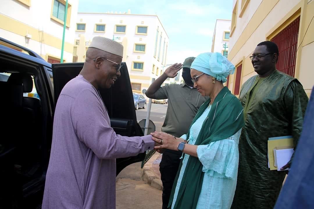 ousmaneftr's tweet photo. Le mardi 04 juillet 2023 
Passation de service au ministère de l'Entreprenariat National de l'emploi et de la formation professionnelle entre le ministre sortant M.Bakary DOUMBIA et le ministre entrant BAGAYOGO Aminata TRAORÉ. Bon vent 💨 Madame la Ministre https://t.co/HzUc856QPR