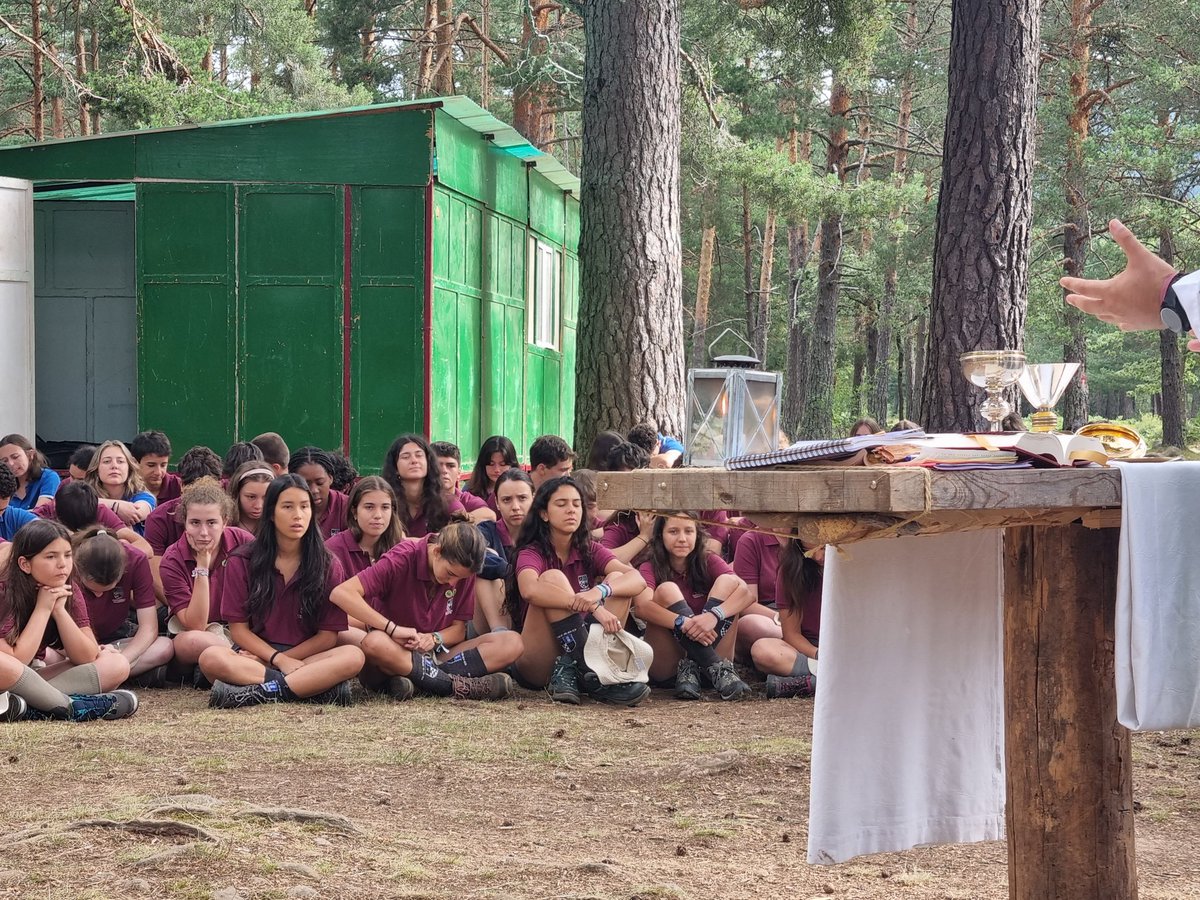 Celebrar la eucaristía bajo la sombra de estos pinos es un regalo. #Campamentochamartin #Vinuesa2023 #CampantosCNSR