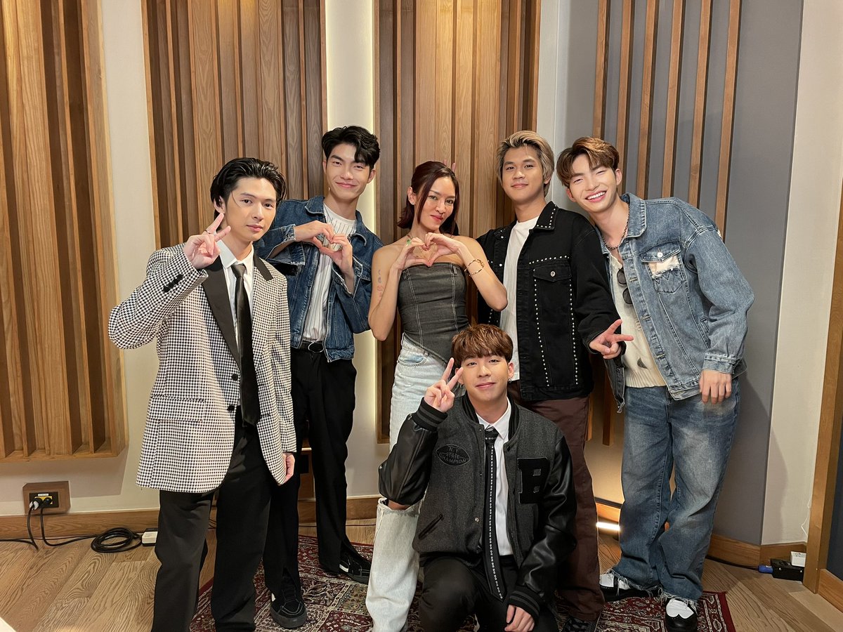 foolstepband's tweet photo. ไหนใครฟัง #ใจร้ายไปไหม live session feat. พี่ @patklear เเล้วบ้างขอดูมือหน่อยค๊าบ☺️🙌🏻 เป็นยังไงกันบ้าง มาบอกกันหน่อยนะครับ
ส่วนใครยังไม่ได้ฟัง ไปดูกันโลดดดดด ที่ YouTube Genie Rocords นะครับ🤘🏻
#foolstep #foolstepband #genierecords #genierecords #klear #ใจร้ายไปไหม #patklear https://t.co/hqHfSrWJt3