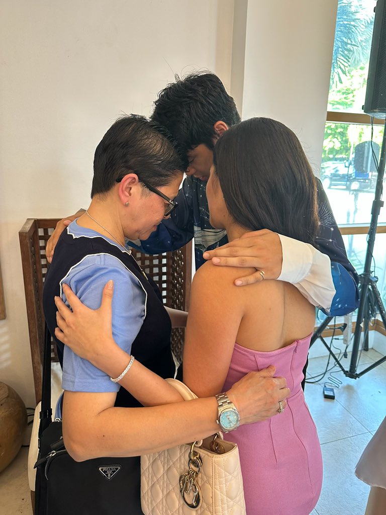 brewdotsfamiIy's tweet photo. They both prayed for me! All I can say Bubblies, we stan the right people! They both initiated to pray!! I was surprised when they initiated the prayers!! DB is Real! DB endgame! #GloryToGod #DonBelle https://t.co/u22DHTKCPY