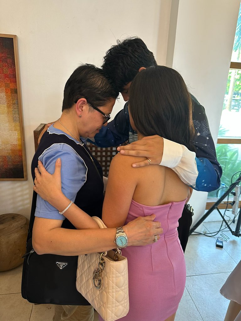 brewdotsfamiIy's tweet photo. They both prayed for me! All I can say Bubblies, we stan the right people! They both initiated to pray!! I was surprised when they initiated the prayers!! DB is Real! DB endgame! #GloryToGod #DonBelle https://t.co/u22DHTKCPY
