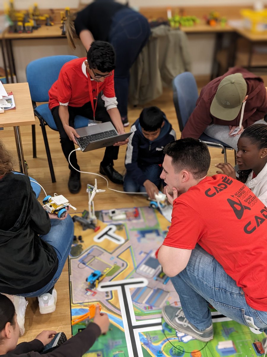 Passport2City's tweet photo. 4th day of #CardiffSpaceCamp building robots and coding on Mars! @CdfCuric @cardiffPHYSX @Merryse235 #CardiffP2TC https://t.co/Na2Oz8gmEi