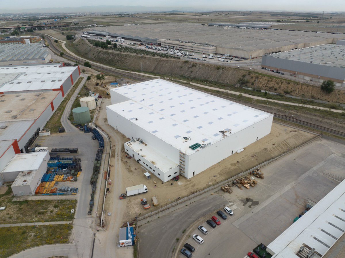 Siguen los avances en nuestro proyecto para Arnaiz en 📍 Valdemoro.

Finalizamos la envolvente 🏭 (cubierta y fachadas) y arranca el trabajo con 🧱 pavimentos interiores.

+ info 🖥️
onilsa.com/proyectos/arna…

#onilsaedifica #onilsa #arnaiz #drone #cubierta #valdemoro #madrid