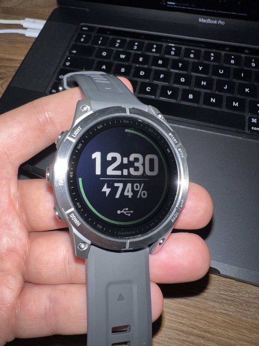 tomasznicieja's tweet image. Paczka dotarła! #GarminFenix7 - pierwsze wrażenia bardzo pozytywne, ale trzeba się nauczyć jego obsługi😅 (wydaje się dość skomplikowany). Wykonanie solidne, wizualnie może się podobać. Rozmiar chyba w sam raz. Ekran jest nawet spoko, da się przyzwyczaić.
#Garmin #Fenix7