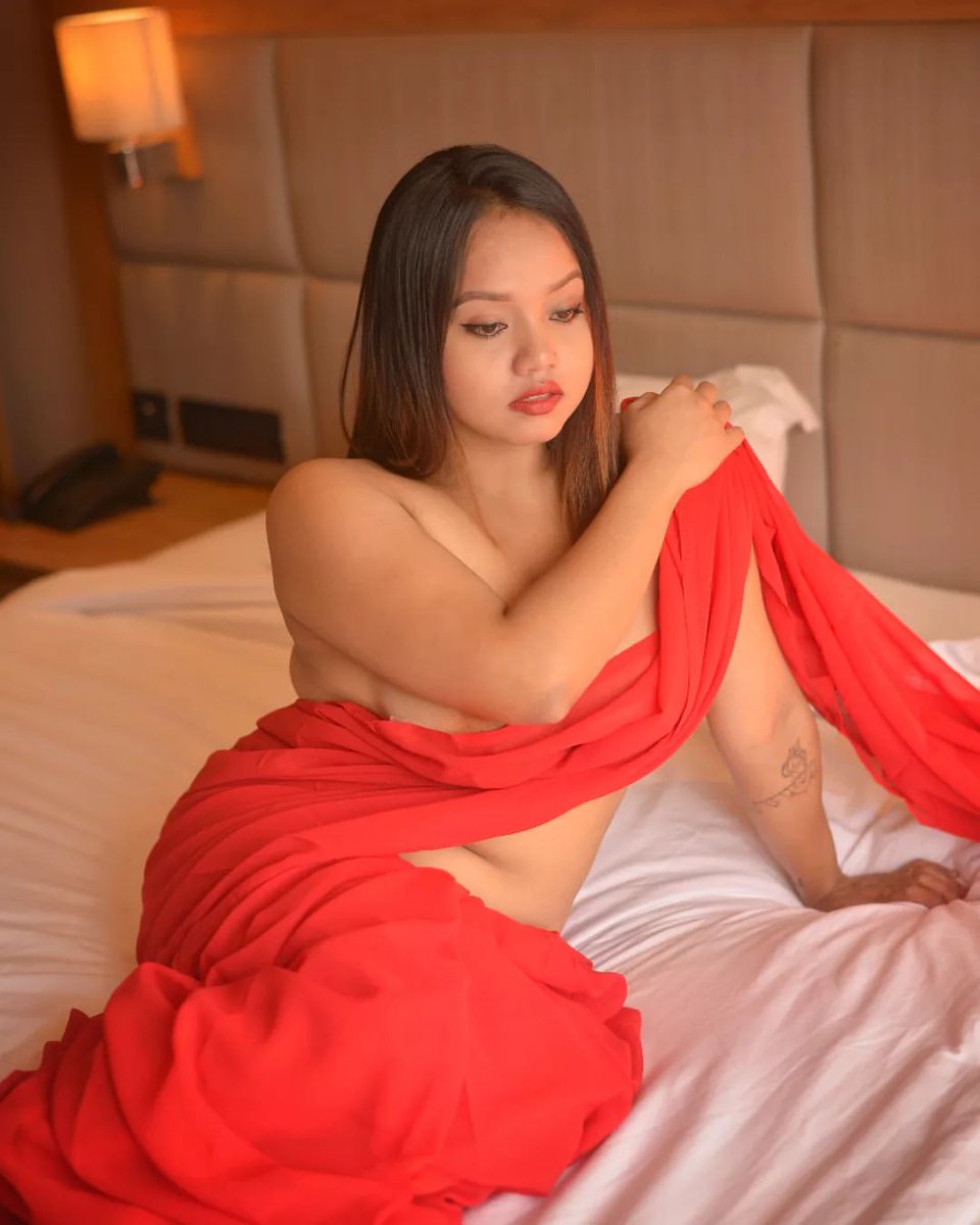 1 to pati ko mere bday pe chutti nhi mili 2ra boss ka order hai k sat ko farmhouse pe lal saree main aa jaana 12 bje cake nhi seedha teri çhųŤ ko apne £ųŋĐ se kaat k bday mnana hai sath hi ex ka fir msg aa gya 5pm se pura flat book hai sab mil k teri bang bang kr k  prty krenge😢