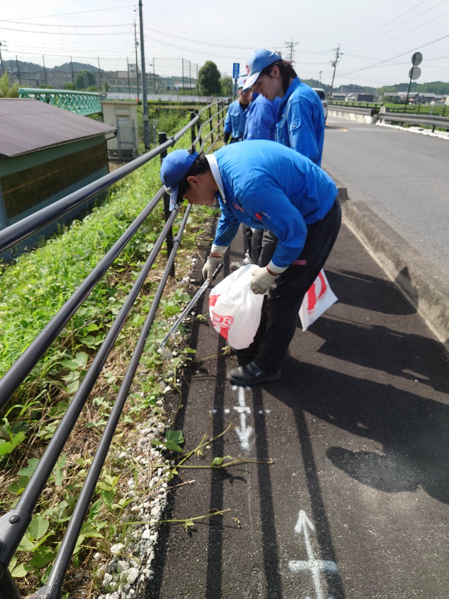 mahkun_SDG's tweet photo. 今日はSDGsへの取り組みとして、会社周辺のゴミ拾いを実施しました。
徐々に減ってはいますが風で飛びやすいビニールや信号付近のタバコの吸い殻など目立ちました👀
0にする事は難しいけど、そうなるようにこれからも続けていきます
#SDG昭和電機グループ
#SDGのSDGs https://t.co/bthBjh2IM8