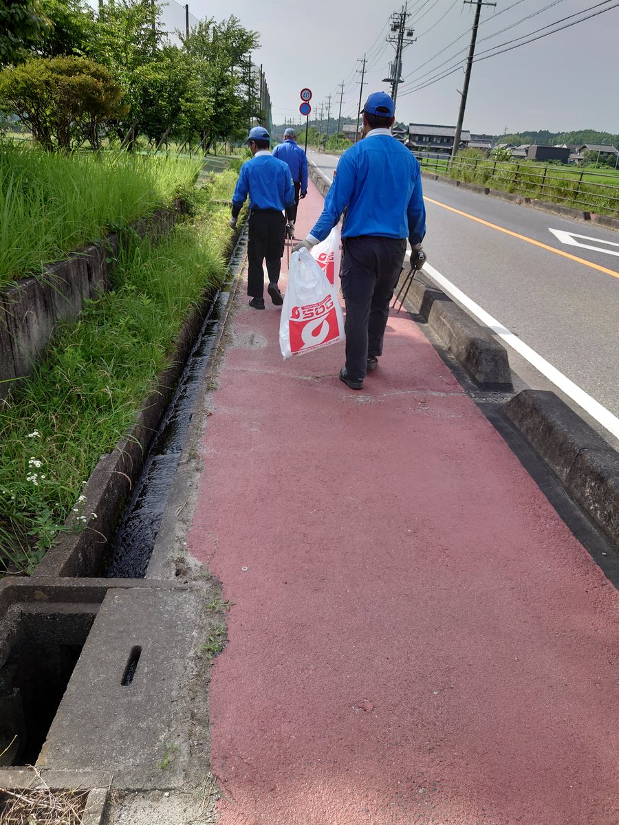 mahkun_SDG's tweet photo. 今日はSDGsへの取り組みとして、会社周辺のゴミ拾いを実施しました。
徐々に減ってはいますが風で飛びやすいビニールや信号付近のタバコの吸い殻など目立ちました👀
0にする事は難しいけど、そうなるようにこれからも続けていきます
#SDG昭和電機グループ
#SDGのSDGs https://t.co/bthBjh2IM8