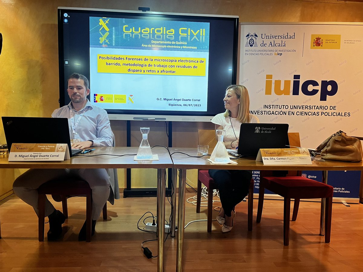 La última ponencia del curso de verano la ejecuta D. Miguel Ángel Duarte Corral, del departamento de química de SECRIM <a href="/noticiassecrim/">@noticiasSECRIM</a> 
“Posibilidades Forenses de la microscopía electrónica de barrido, metodología de trabajo con residuos de disparo y retos a afrontar.”