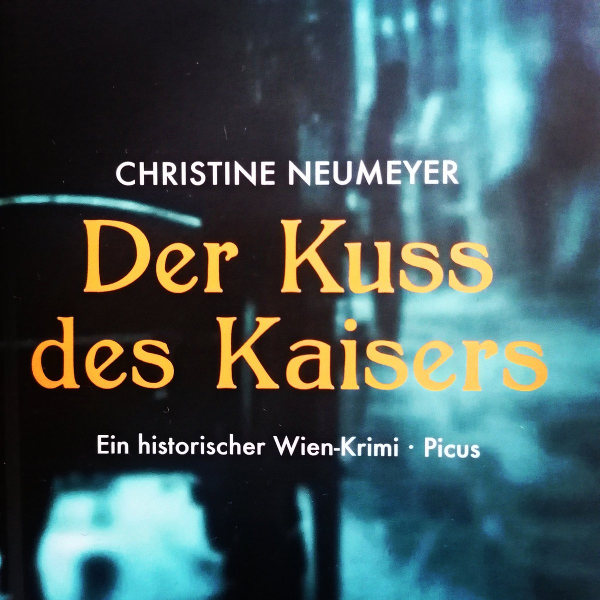 ChNeumeyer's tweet photo. Heute ist der internationale Tag des Kusses. Zeit für Gefühle ❤️
#DerKussdesKaisers #kuk #Schlosskrimi #Klimt #Krone #Kuss #Wien #Habsburg #Belvedere #PicusVerlag https://t.co/E4YWs30UPc