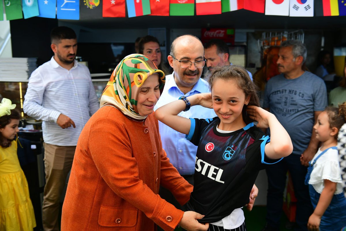 valiustaoglu's tweet photo. Koruyucu ailelerimiz ve yavrularımızla tekne turu yaparak güzel bir gün geçirdik. Hediye ettiği formalarla yavrularımızın mutluluğuna ortak olan Trabzonspor Kulübümüzün Başkanı Sn. @ertugruldogan61’a teşekkür ederim.

@Trabzonspor https://t.co/djxqRyrwtk