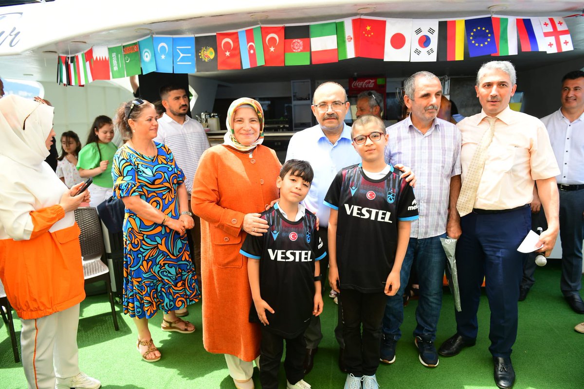 valiustaoglu's tweet photo. Koruyucu ailelerimiz ve yavrularımızla tekne turu yaparak güzel bir gün geçirdik. Hediye ettiği formalarla yavrularımızın mutluluğuna ortak olan Trabzonspor Kulübümüzün Başkanı Sn. @ertugruldogan61’a teşekkür ederim.

@Trabzonspor https://t.co/djxqRyrwtk