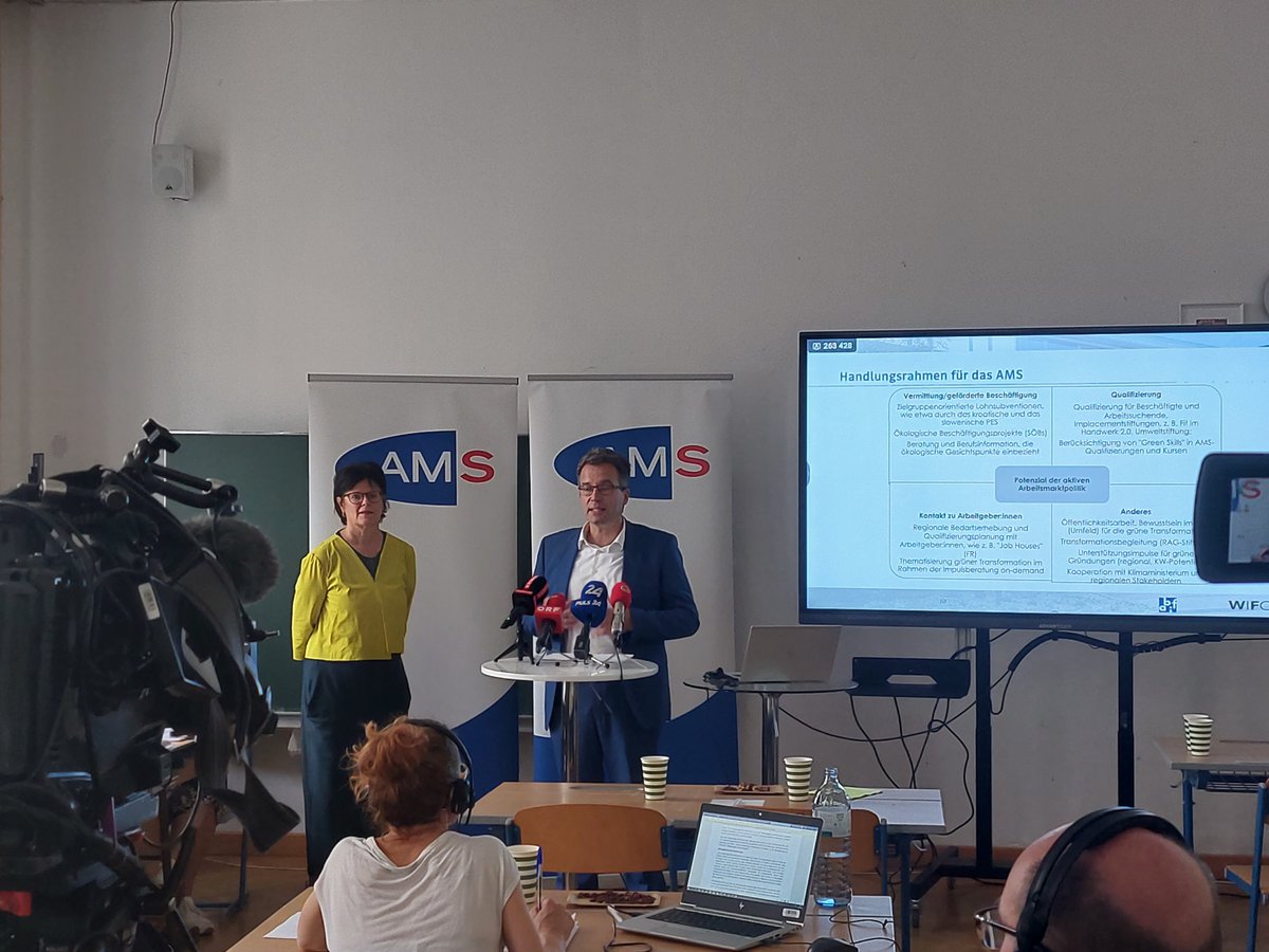 Erste gemeinsame PK mit <a href="/PDraxl/">Petra Draxl</a> zur Grünen Transformation und den Chancen für arbeitslose Personen. Danke an <a href="/WIFOat/">WIFO</a> , Abif, Sven Mitterhuemer und die grüne Schule #GRG7.
Die grüne Transformation kann nur gelingen, wenn wir ökologisch, sozial und vernetzt handeln!
#AMSgoesGreen