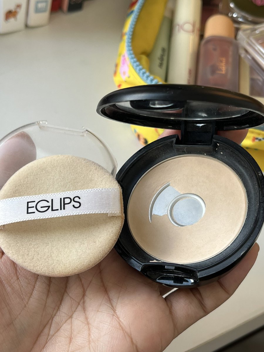 แป้ง EGLIPS ตลับดำในตำนาน เป็นแป้งที่ทาเมื่อไหร่ก็ผิวสวยทันที ก่อนหน้าจะหน้ามันหน้าหลุดแค่ไหน ได้ตัวนี้คือจบ พัฟนุ่ม เบลอรูขุมขนดีมาก แบบจึ้ง ผิวละมุนเหมือนใส่ฟิลเตอร์ให้ผิว มันเนียนจริง ไม่หนักหน้าเลย คุมมันดีด้วยย ราคาหลักร้อยใช้ดีเกินราคามากกก
พิกัด ; s.lazada.co.th/s.QD4rz?cc